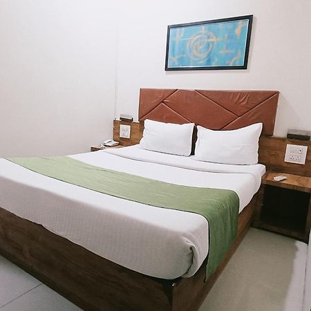 Hotel Comfort- Andheri West Мумбай Екстериор снимка