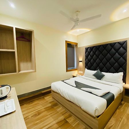 Hotel Comfort- Andheri West Мумбай Екстериор снимка