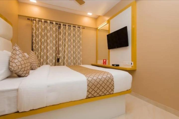 Hotel Comfort- Andheri West Мумбай Екстериор снимка