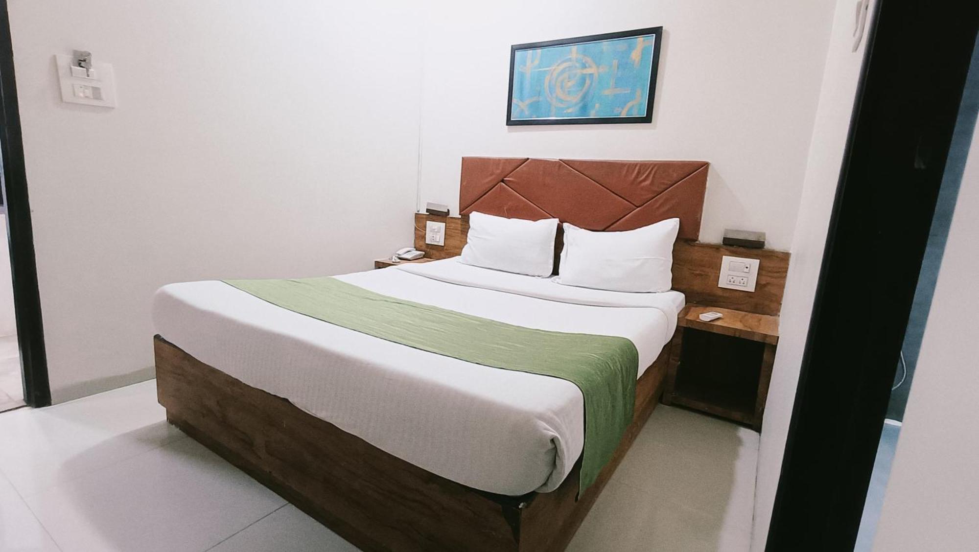 Hotel Comfort- Andheri West Мумбай Екстериор снимка