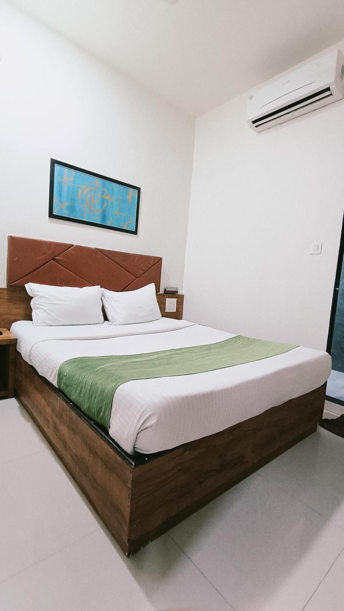 Hotel Comfort- Andheri West Мумбай Екстериор снимка